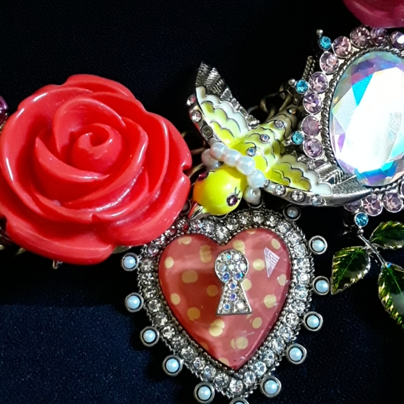 Betsey Johnson VINTAGE ROSE GARDEN SET - Picture 5 of 8